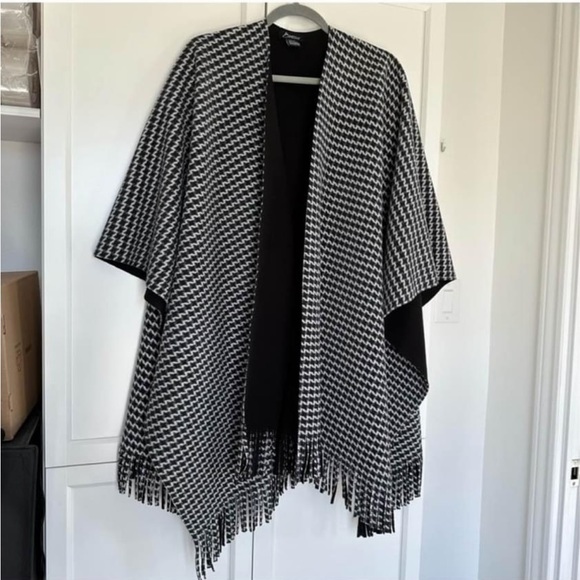 Eivissa Houndstooth Shawl/Wrap/Cape-One Size- Excellent Condition - Picture 1 of 7